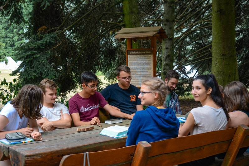 Megtapasztalhatod, ahogy egy közösség kialakul, megerősödik. Talán életreszóló barátságokkal is gazdagodhatsz!